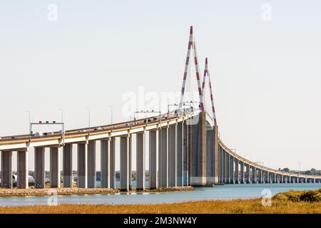 Die Saint-Nazaire-Brücke ist eine Seilbahnbrücke über die Mündung der Loire in Frankreich, zwischen Saint-Nazaire und Saint-Brevin-les-Pins. Stockfoto