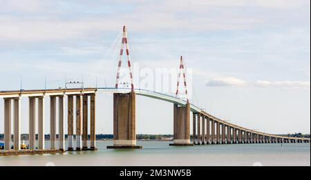 Die Saint-Nazaire-Brücke ist eine Seilbahnbrücke über die Mündung der Loire in Frankreich, zwischen Saint-Nazaire und Saint-Brevin-les-Pins. Stockfoto