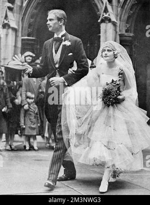 Ein sehr großer Bräutigam, Herr William Greville Worthington (1903 - 1942), mit seiner wesentlich kürzeren Braut, Miss Mary Diana Duncombe (1905 - 1943), nach ihrer Hochzeit in St. Margaret's, Westminster am 31. Mai 1927. Das Paar hatte vier Kinder, die sich aber 1942 scheiden ließen. Im selben Jahr wurde Worthington von einer Wache erschossen, nachdem er nicht gehört hatte, dass er gebeten wurde, sich zu identifizieren. Im Oktober darauf beging seine Exfrau Diana Selbstmord. Datum: 1927 Stockfoto