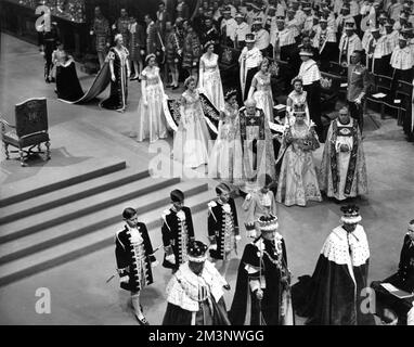 Krönung von Königin Elisabeth II Die Königin, die durch die Westminster Abbey fährt, trägt die Krone von St. Edward und die Kugel und das Zepter. Datum: 2.. Juni 1953 Stockfoto