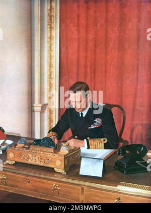 König Georg VI. An seinem Schreibtisch in Marineuniform, 1942 Stockfoto