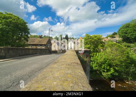 Richmond; River; Swale; Old Stone Road Bridge auf der Bridge Street über dem Fluss Swale. Nach Norden nach Richmond Town, North Yorkshire England, Großbritannien Stockfoto