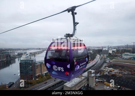 Die Londoner Seilbahn, auch als IFS Cloud Cable Car bekannt, verkehrt auf der anderen Seite der Themse in Greenwich. Aufnahme am 27.. November 2022. © Belinda Jiao jiao. Stockfoto