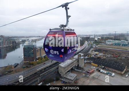 Die Londoner Seilbahn, auch als IFS Cloud Cable Car bekannt, verkehrt auf der anderen Seite der Themse in Greenwich. Aufnahme am 27.. November 2022. © Belinda Jiao jiao. Stockfoto