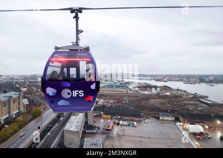 Die Londoner Seilbahn, auch als IFS Cloud Cable Car bekannt, verkehrt auf der anderen Seite der Themse in Greenwich. Aufnahme am 27.. November 2022. © Belinda Jiao jiao. Stockfoto
