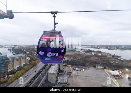 Die Londoner Seilbahn, auch als IFS Cloud Cable Car bekannt, verkehrt auf der anderen Seite der Themse in Greenwich. Aufnahme am 27.. November 2022. © Belinda Jiao jiao. Stockfoto