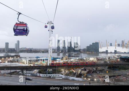 Die Londoner Seilbahn, auch als IFS Cloud Cable Car bekannt, verkehrt auf der anderen Seite der Themse in Greenwich. Aufnahme am 27.. November 2022. © Belinda Jiao jiao. Stockfoto