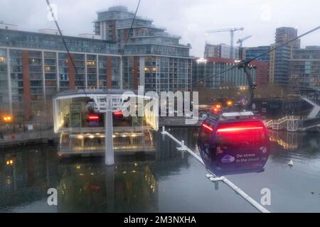 Die Londoner Seilbahn, auch als IFS Cloud Cable Car bekannt, verkehrt auf der anderen Seite der Themse in Greenwich. Aufnahme am 27.. November 2022. © Belinda Jiao jiao. Stockfoto