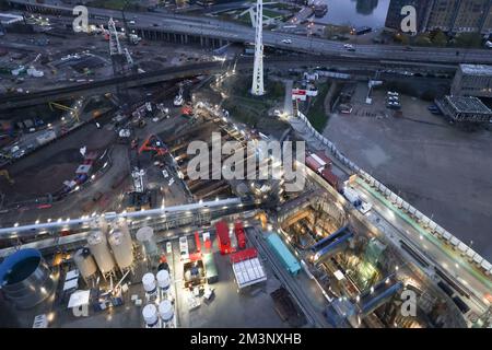 Die Londoner Seilbahn, auch als IFS Cloud Cable Car bekannt, verkehrt auf der anderen Seite der Themse in Greenwich. Aufnahme am 27.. November 2022. © Belinda Jiao jiao. Stockfoto