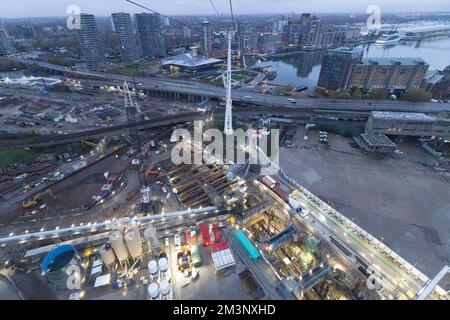 Die Londoner Seilbahn, auch als IFS Cloud Cable Car bekannt, verkehrt auf der anderen Seite der Themse in Greenwich. Aufnahme am 27.. November 2022. © Belinda Jiao jiao. Stockfoto