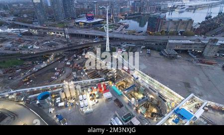 Die Londoner Seilbahn, auch als IFS Cloud Cable Car bekannt, verkehrt auf der anderen Seite der Themse in Greenwich. Aufnahme am 27.. November 2022. © Belinda Jiao jiao. Stockfoto