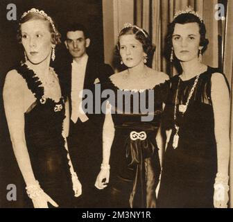 Drei der Damen beim Juwelen des Empire Ball, der im Juni 1935 im Grosvenor House Hotel stattfand. Juwelen im Wert von über 3 Millionen Pfund wurden in Form von Armbändern, Diademen, Halsketten, Ringen und Clips getragen, die alle von der National Jewellers' Association geliehen wurden. Das Foto zeigt Lady Veronica Hornby, Frau John Musker und Frau Charles Sweeny (ehemals Miss Margaret Whigham, später die Herzogin von Argyll). Datum: 1935 Stockfoto