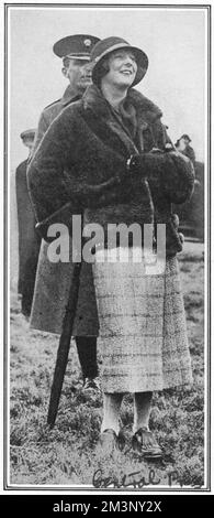 Lady Idina Gordon, nee Sackville, die Schwester von Lord De La Warr, auf dem Bild von den Wachen, die von Punkt zu Punkt über eine Linie in Lordland's Farm, Hawthorn Hill fahren. Fünfmal verheiratete Idina wurde berühmt als Teil des Happy Valley Sets, als sie 1924 mit ihrem dritten Ehemann, Josslyn Hay, Earl of Errol, nach Kenia zog. Mit ihren Serienehen und ihrem Ruf für verkommene Dekadenz inspirierte sie den Charakter von „The Bolter“ in Nancy Mitfords Romanen, das Streben nach Liebe und Liebe in einem kalten Klima, Evelyn Waughs Vile Bodies und die Figur Iris Storm in The Green hat von Michael Arlen. Datum: Stockfoto