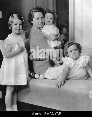 Prinzessin Sibylla und ihre drei ältesten Kinder.Sibylla, die Tochter von Charles Edward, Herzog von Sachsen Coburg, heiratete Prinz Gustav Adolf von Schweden, der zweitbester Thronfolger des schwedischen Throns und ihr eigener Cousin zweiten Grades war. Das Paar hatte drei Töchter im Bild - Margaretha, Birgitta und Desiree und 1946 einen Sohn, der der gegenwärtige König Carl XVI Gustav von Schweden werden sollte. Datum: 1939 Stockfoto