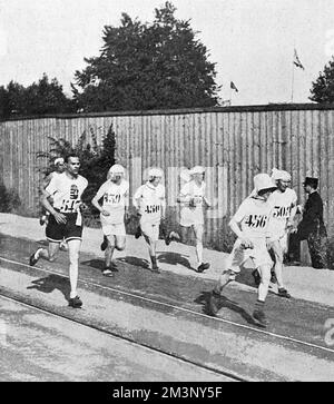 Die Teilnehmer des Marathons während der Olympischen Spiele 1924 in Paris, deren Köpfe vor der Sonne geschützt sind. Stenroos aus Finnland gewann das Rennen. Datum: 1924 Stockfoto