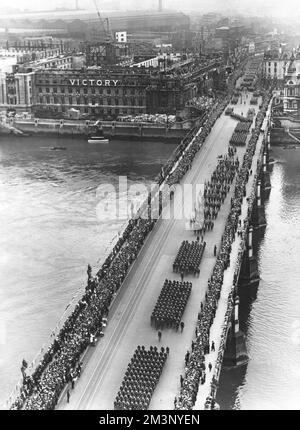 Friedenstag-Siegeszug über die Westminster Bridge Stockfoto