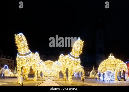 Malerische Kunstlicht-LED-Lampen Dekorationsfiguren einer Pferdekutsche, weihnachtsbaumschüssel auf dem Platz des Magdeburger Doms. Lichtwelt-Lichtwelt-Stadt Neujahr Stockfoto