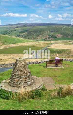 Aussichtspunkt Cliff Gate Road am Buttertubs Pass (zwischen Thwaite und Hawes). In Richtung Thwaite in Swaledale. Yorkshire Dales, Großbritannien Stockfoto