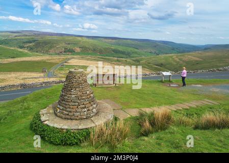 Aussichtspunkt Cliff Gate Road am Buttertubs Pass (zwischen Thwaite und Hawes). In Richtung Thwaite in Swaledale. Yorkshire Dales, Großbritannien Stockfoto