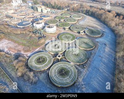 Luftaufnahme der walisischen Kläranlage in Hereford Herefordshire UK neben dem Fluss Wye im Dezember 2022 Stockfoto