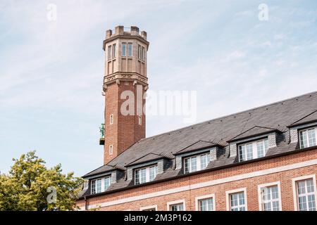 29. Juli 2022, Köln, Deutschland: Historisches Wahrzeichen des Neuerburger Hauses mit Ziegeluhrturm Stockfoto