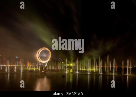 Feuerwerk und Lasershow am Brunnen bei der Corniche Road FIFA Weltmeisterschaft Katar 2022 Stockfoto