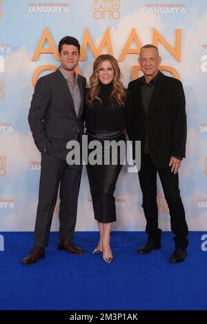 Tom Hanks (rechts) sein Sohn Truman Hanks und Rita Wilson während eines Fotogesprächs für Einen Mann namens Otto im Corinthia Hotel in London. Foto: Freitag, 16. Dezember 2022. Stockfoto