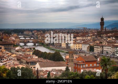 Stadtbild mit Brücken über den Fluss Arno in Florenz, Toskana, Italien Stockfoto