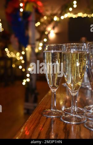 Festliche Drinks an einer Bar mit sanften Lichtern im Hintergrund Stockfoto