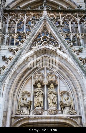 Kathedrale von St. Michael und St. Gudula - Details zur Fassade der mittelalterlichen römisch-katholischen Kathedrale im Zentrum von Brüssel, Belgien, Europa Stockfoto