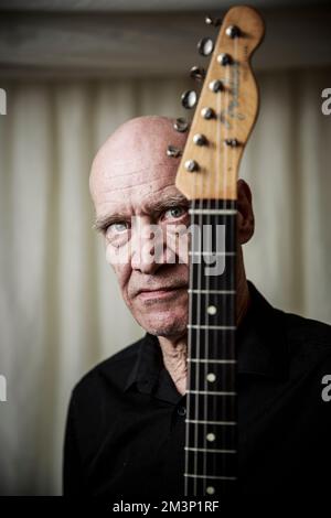 Wilko Johnson hinter der Bühne beim Rock Against Cancer Festival, Wiltshire. Stockfoto