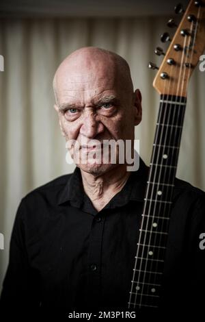 Wilko Johnson hinter der Bühne beim Rock Against Cancer Festival, Wiltshire. Stockfoto