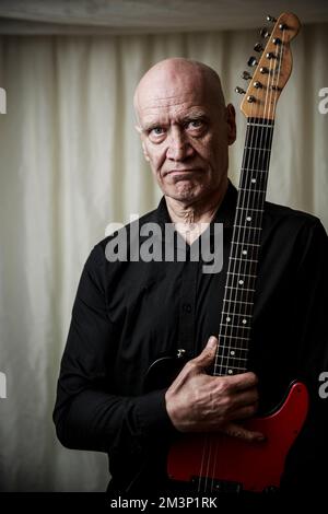 Wilko Johnson hinter der Bühne beim Rock Against Cancer Festival, Wiltshire. Stockfoto