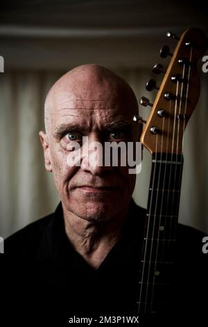 Wilko Johnson hinter der Bühne beim Rock Against Cancer Festival, Wiltshire. Stockfoto