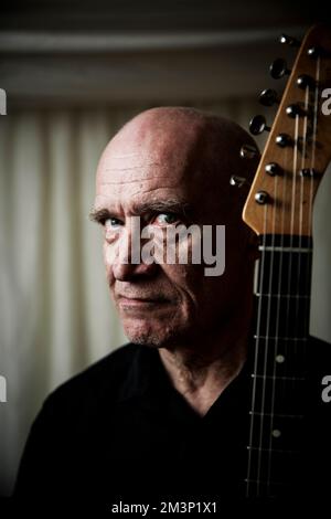 Wilko Johnson hinter der Bühne beim Rock Against Cancer Festival, Wiltshire. Stockfoto