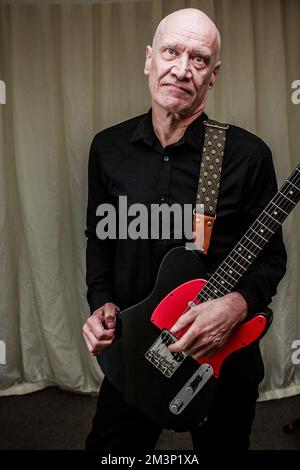 Wilko Johnson hinter der Bühne beim Rock Against Cancer Festival, Wiltshire. Stockfoto