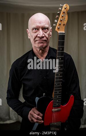 Wilko Johnson hinter der Bühne beim Rock Against Cancer Festival, Wiltshire. Stockfoto