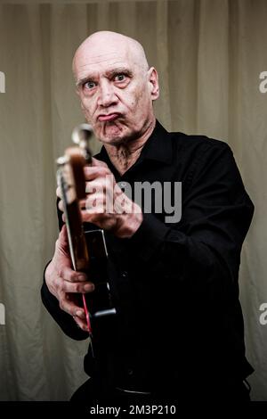 Wilko Johnson hinter der Bühne beim Rock Against Cancer Festival, Wiltshire. Stockfoto