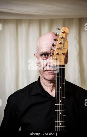 Wilko Johnson hinter der Bühne beim Rock Against Cancer Festival, Wiltshire. Stockfoto