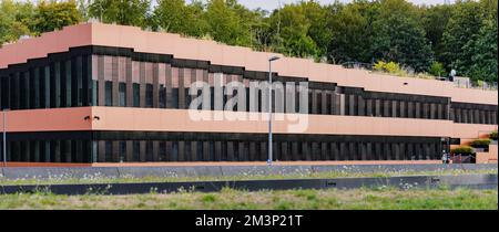 27. Juli 2022, Essen, Deutschland: Ungewöhnliche moderne Architektur der Universität auf dem Territorium des Industriekomplexes Zollverein Stockfoto
