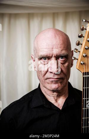 Wilko Johnson hinter der Bühne beim Rock Against Cancer Festival, Wiltshire. Stockfoto