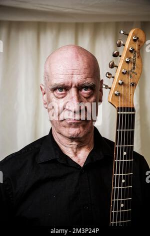 Wilko Johnson hinter der Bühne beim Rock Against Cancer Festival, Wiltshire. Stockfoto