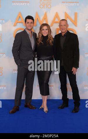 Tom Hanks (rechts) steht mit seiner Frau Rita Wilson und seinem Sohn Truman Hanks bei einem Fotoanruf für Einen Mann namens Otto im Corinthia Hotel in London. Foto: Freitag, 16. Dezember 2022. Stockfoto