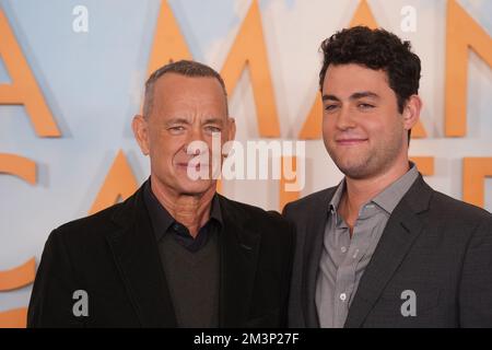 Tom Hanks (links) mit seinem Sohn Truman Hanks während eines Fotogesprächs für Einen Mann namens Otto im Corinthia Hotel in London. Foto: Freitag, 16. Dezember 2022. Stockfoto