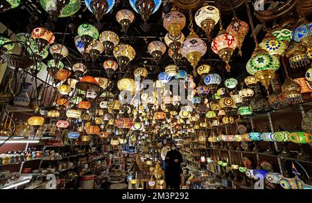 Arabische oder türkische Mosaiklaternen zum Verkauf in Manama Souk, Bahrain Stockfoto