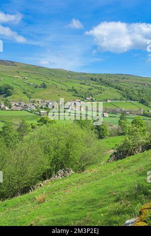 Nach Süden über Swaledale, bei Gunnerside. Scheunen und trockene Steinwände berühmte Muster. Am Fluss Swale, von B6270; Yorkshire Dales National Park Stockfoto