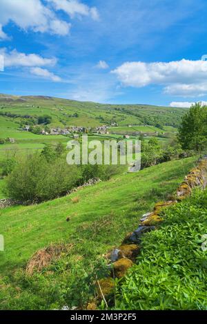 Nach Süden über Swaledale, bei Gunnerside. Scheunen und trockene Steinwände berühmte Muster. Am Fluss Swale, von B6270; Yorkshire Dales National Park Stockfoto