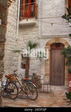Blick auf die Straße in der Altstadt von Polignano a Mare, Apulien, Italien Stockfoto