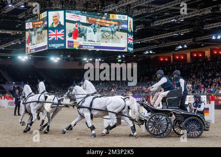 London, Großbritannien. 16.. Dezember 2022. FEI Driving and Shopping bei der London International Horse Show. Der australische Boyd Exell gewann die FEI-Rennstrecke der Weltmeisterschaft, 2.. Platz für Koos De Ronde aus den Niederlanden, 6.. Platz für Benjamin Aillaud aus Frankreich und Daniel Naprous aus Great Brotain 7.. Platz. Das Reitsport zieht viele Besucher an. Kredit: Peter Hogan/Alamy Live News Stockfoto