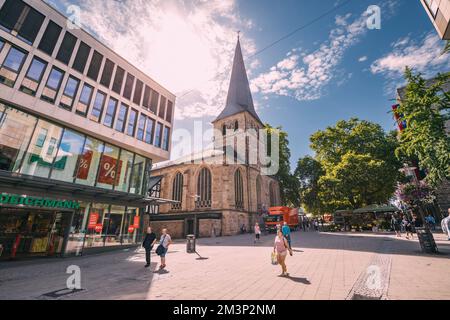 28. Juli 2022, Essen, Deutschland: Straße mit dem Münster Dom oder der Kirche - beliebte Sehenswürdigkeit der Stadt Stockfoto